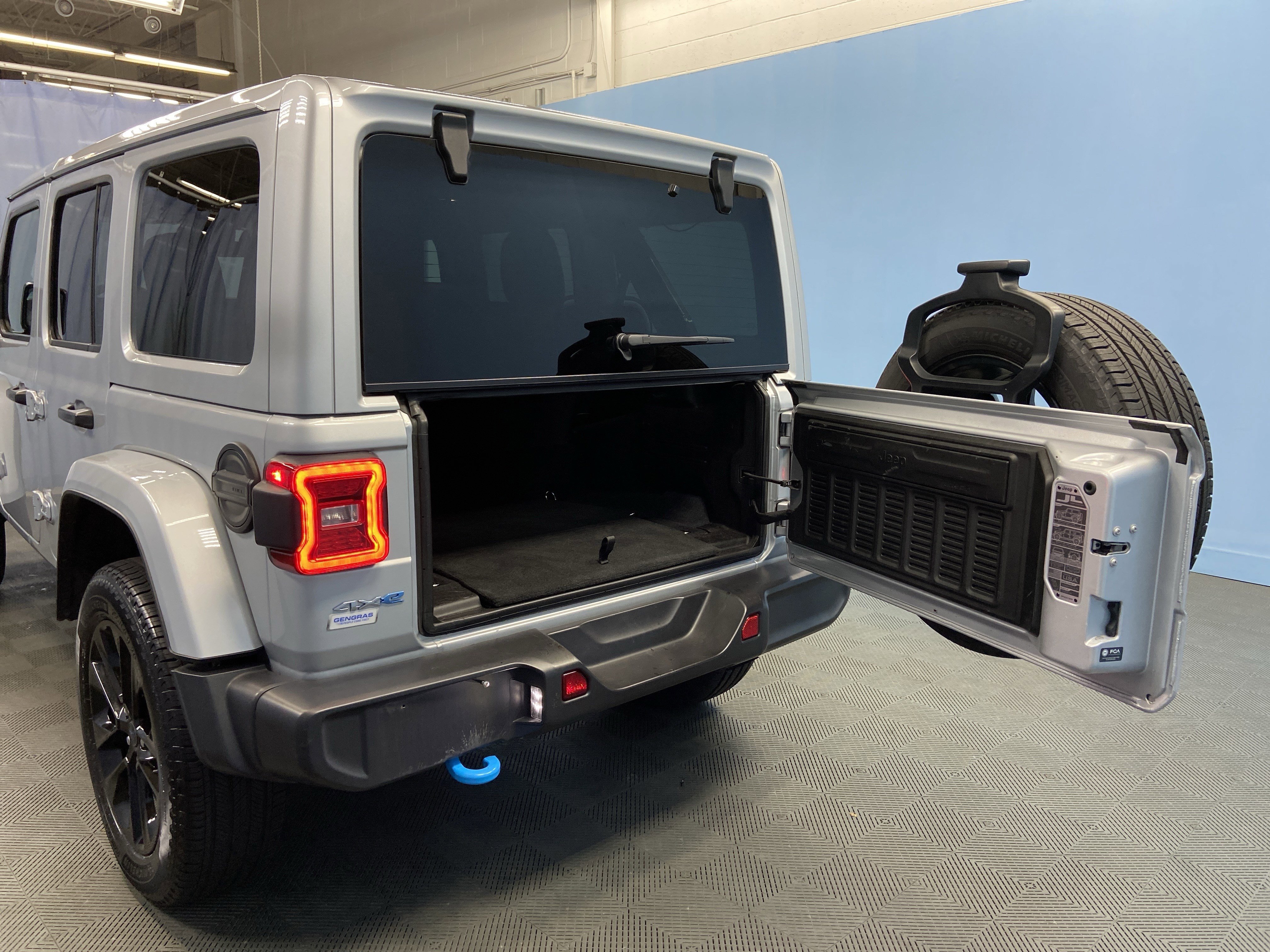 Used 2024 Jeep Wrangler Sahara image 35