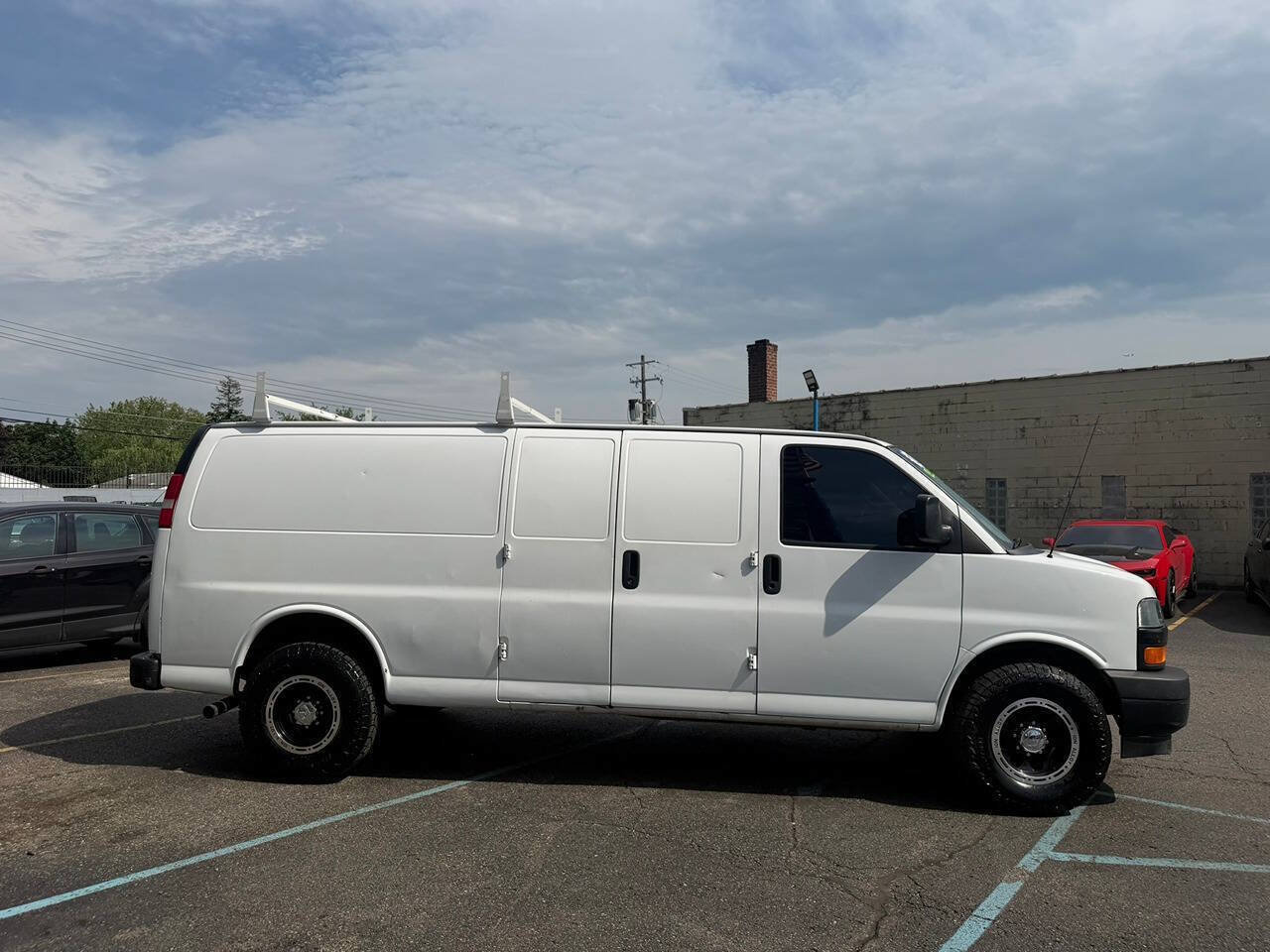 Used 2018 Chevrolet Express 2500 Extended RWD image 9
