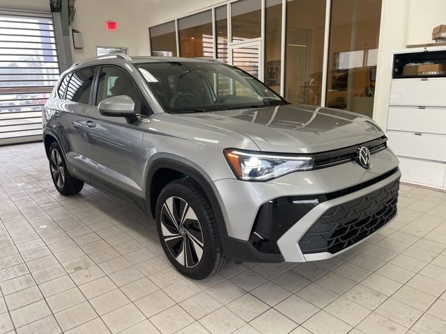 Certified 2025 Volkswagen Taos SE w/ Panoramic Sunroof Package AWD/4WD image 5