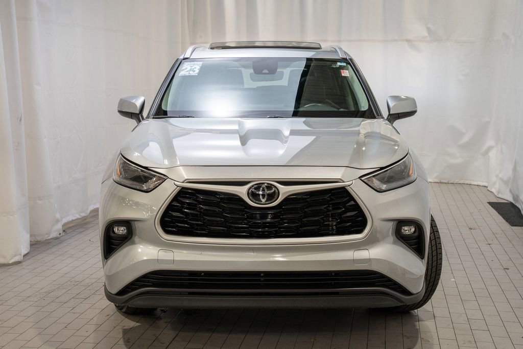 Used 2023 Toyota Highlander XLE image 3