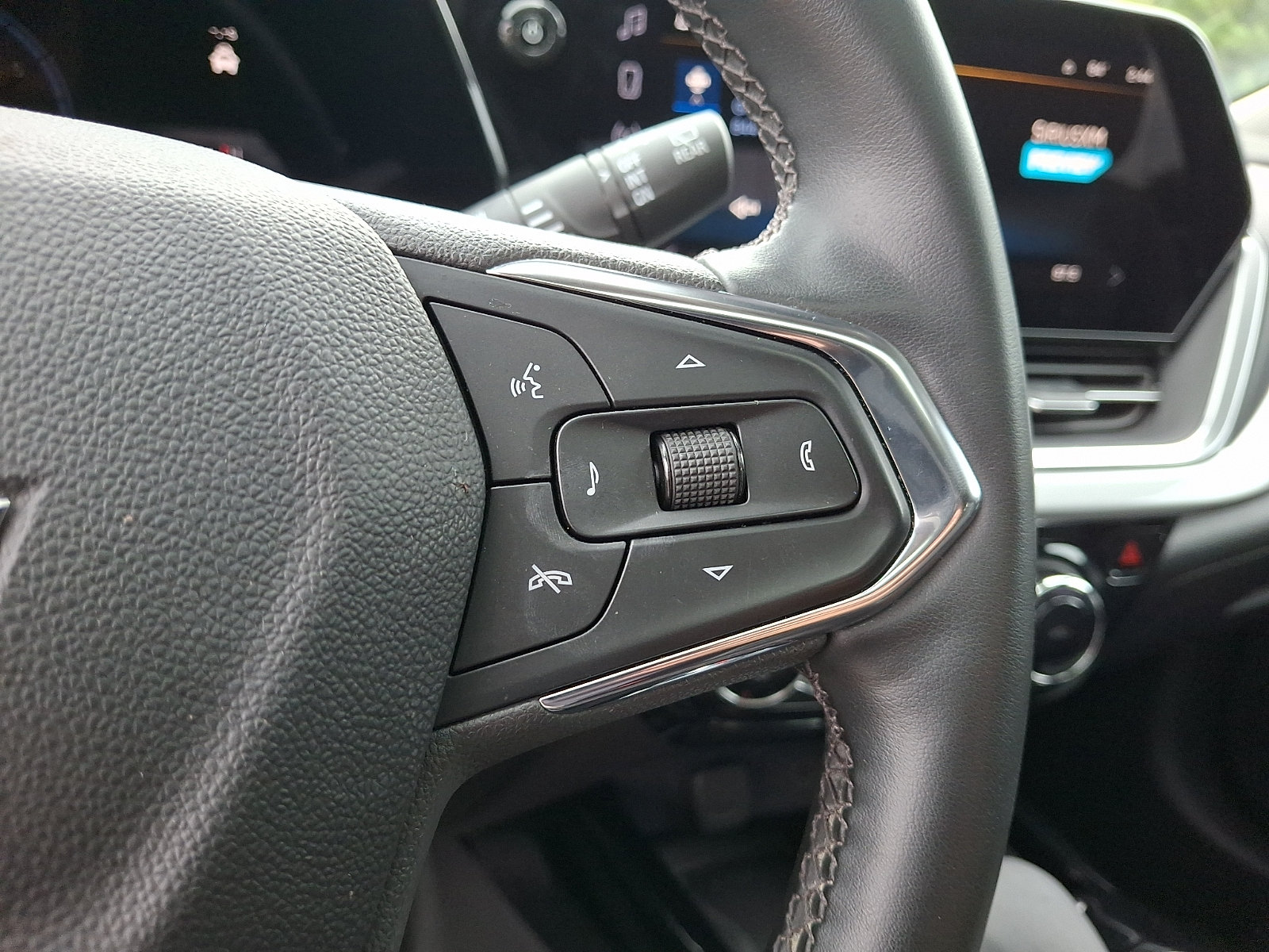 Used 2024 Chevrolet Trax LT w/ Sunroof Package FWD image 20