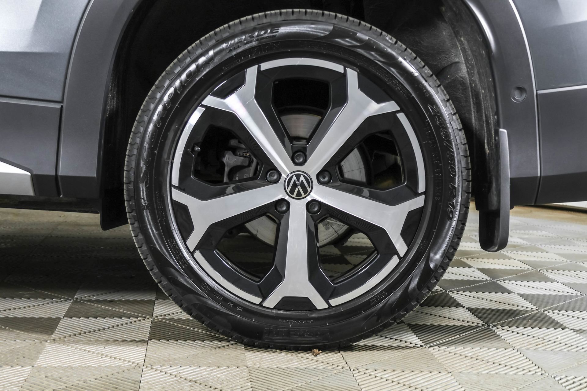 Used 2025 Volkswagen Tiguan SE w/ Panoramic Sunroof Package image 20