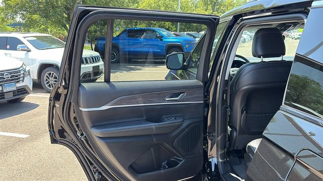 Used 2023 Jeep Grand Cherokee L Limited AWD/4WD image 21