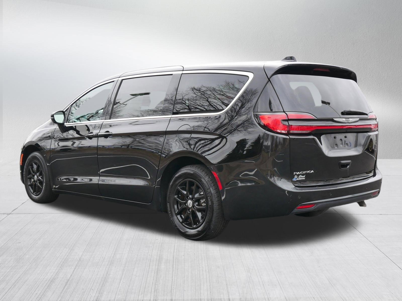 Used 2024 Chrysler Pacifica Touring-L FWD image 5