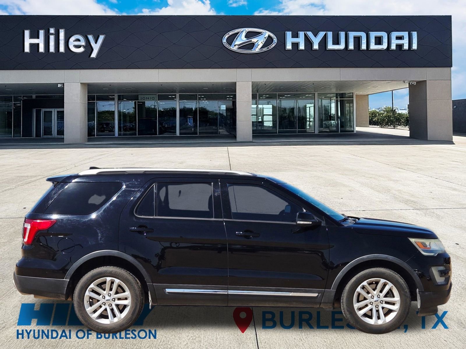 Used 2017 Ford Explorer XLT w/ Equipment Group 202A FWD image 3