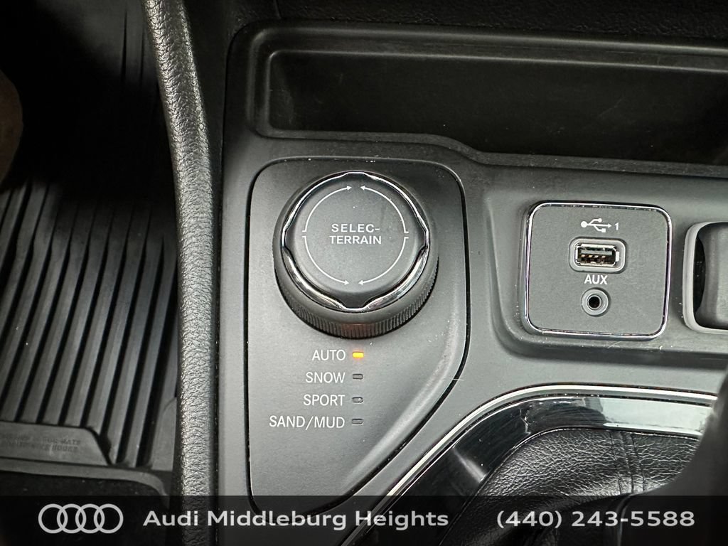 Used 2020 Jeep Cherokee Limited AWD/4WD image 38