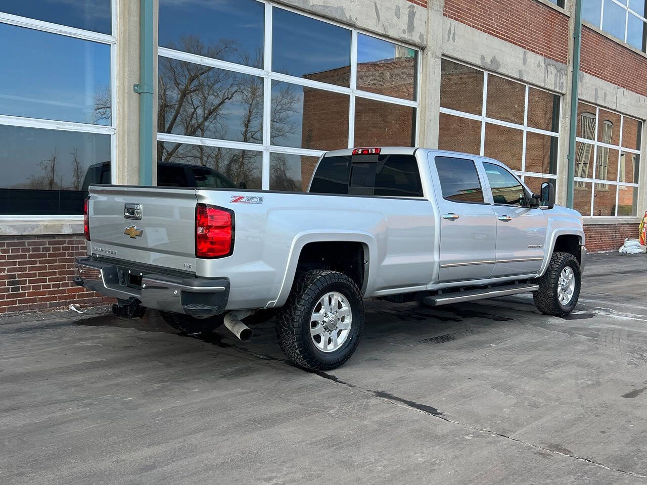 Used 2015 Chevrolet Silverado 3500 LTZ image 38