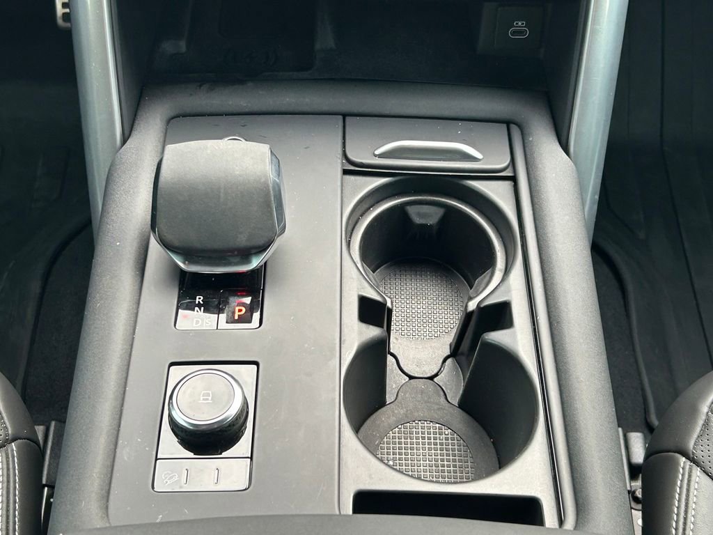 Used 2024 Land Rover Discovery Dynamic SE image 22