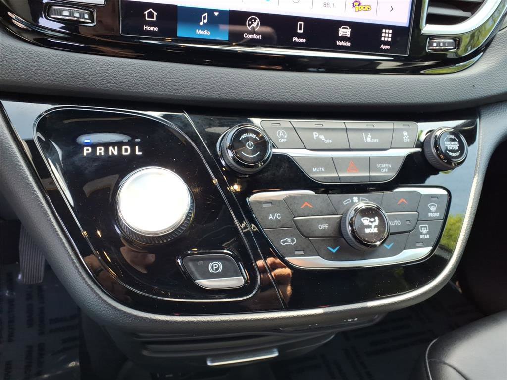 Used 2025 Chrysler Pacifica Select FWD image 11