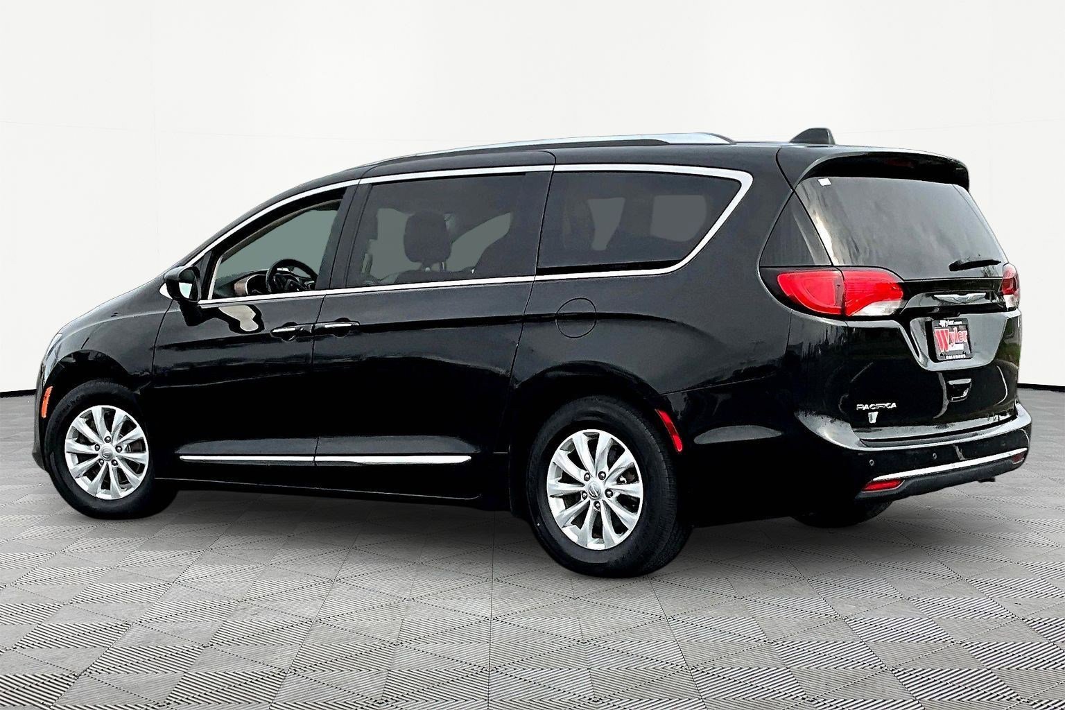 Used 2018 Chrysler Pacifica Touring-L image 4