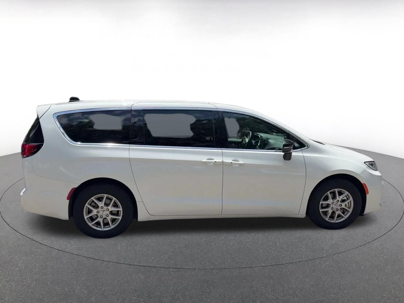 Used 2025 Chrysler Pacifica Select FWD image 15