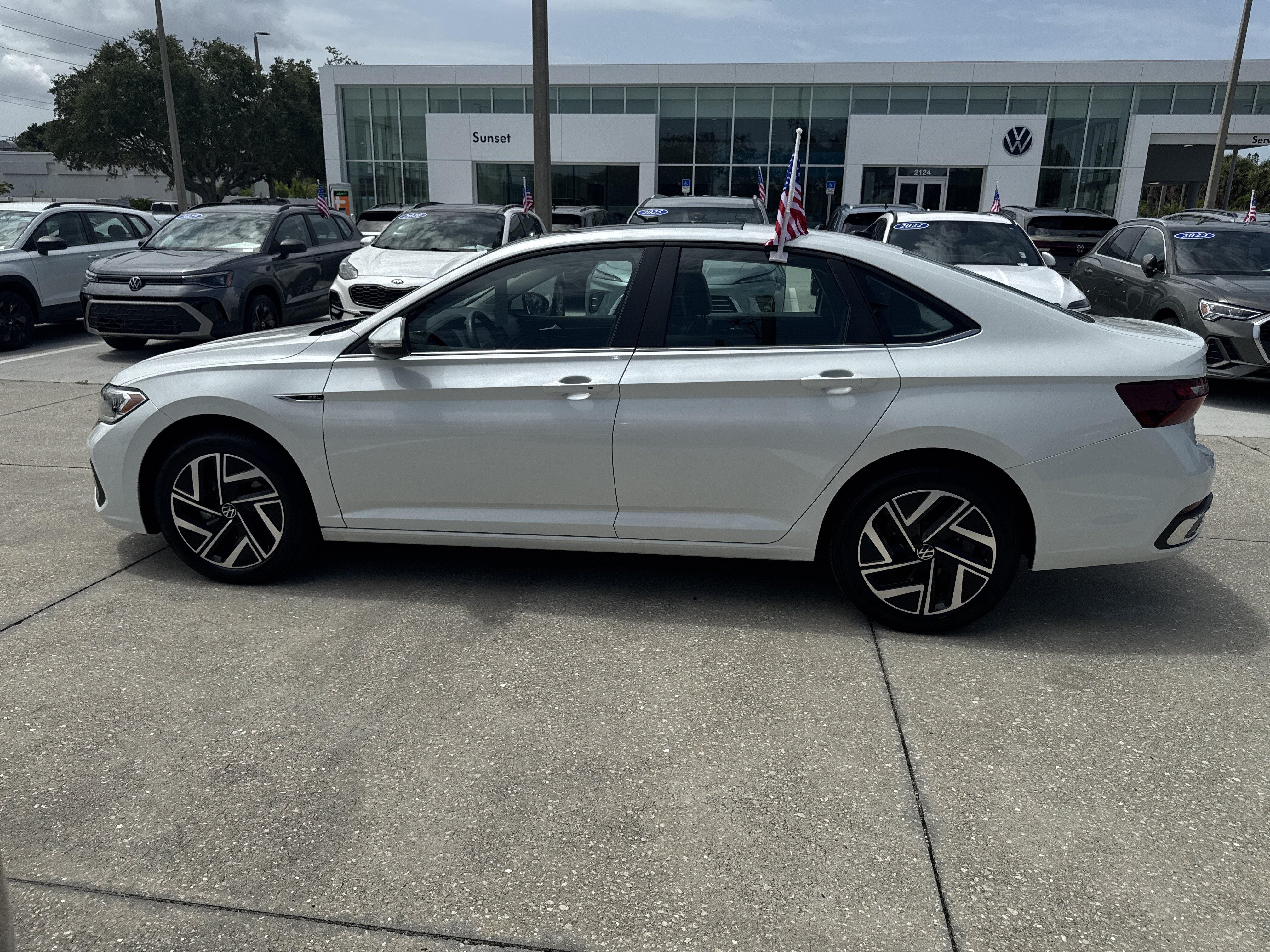 Used 2023 Volkswagen Jetta SEL FWD image 7