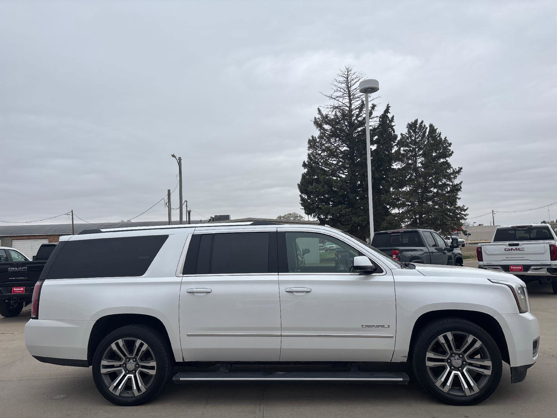 Used 2020 GMC Yukon XL Denali w/ Denali Premium Package image 11