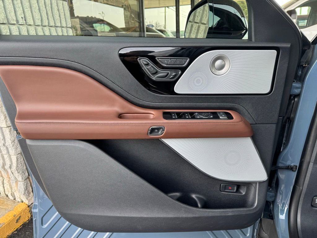 Used 2025 Lincoln Aviator Reserve w/ Luxury Package AWD/4WD image 2