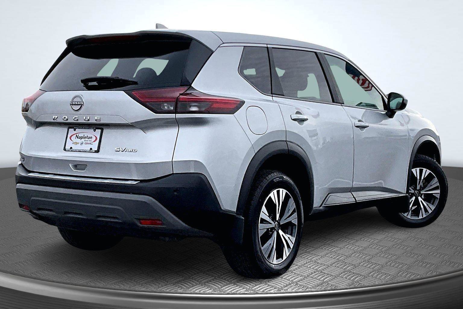 Used 2023 Nissan Rogue SV image 2