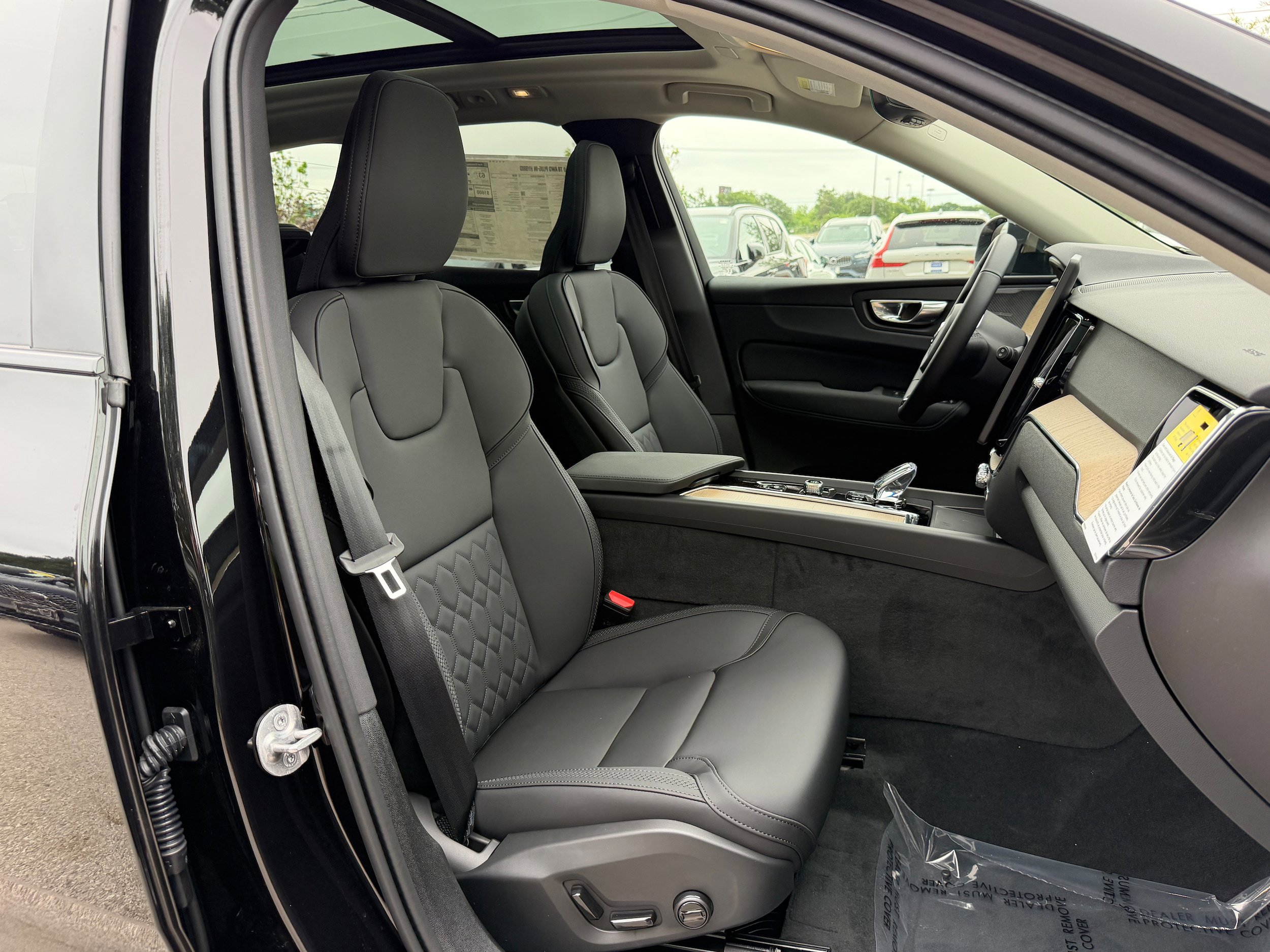 New 2026 Volvo XC60 T8 Plus w/ Climate Package AWD/4WD image 8