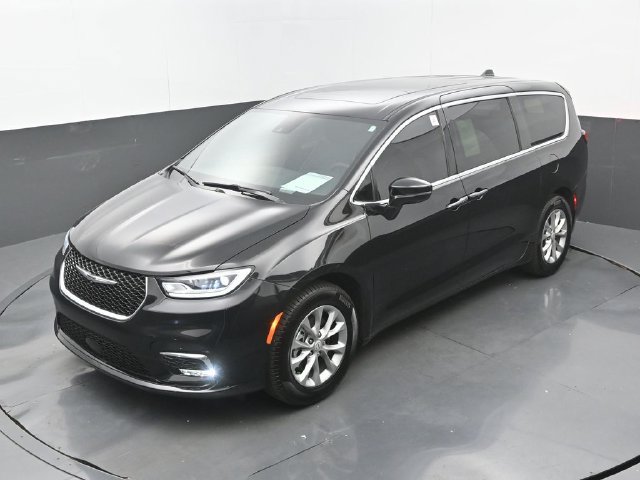 Used 2026 Chrysler Pacifica Limited FWD image 33