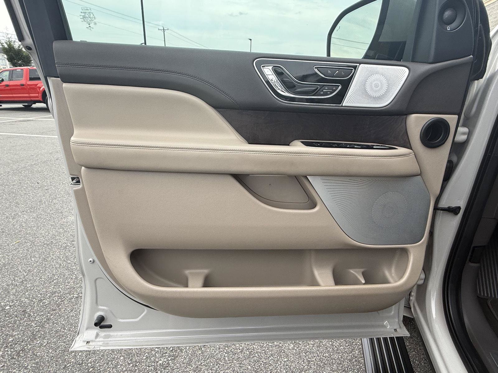 Used 2022 Lincoln Navigator L Reserve RWD image 18