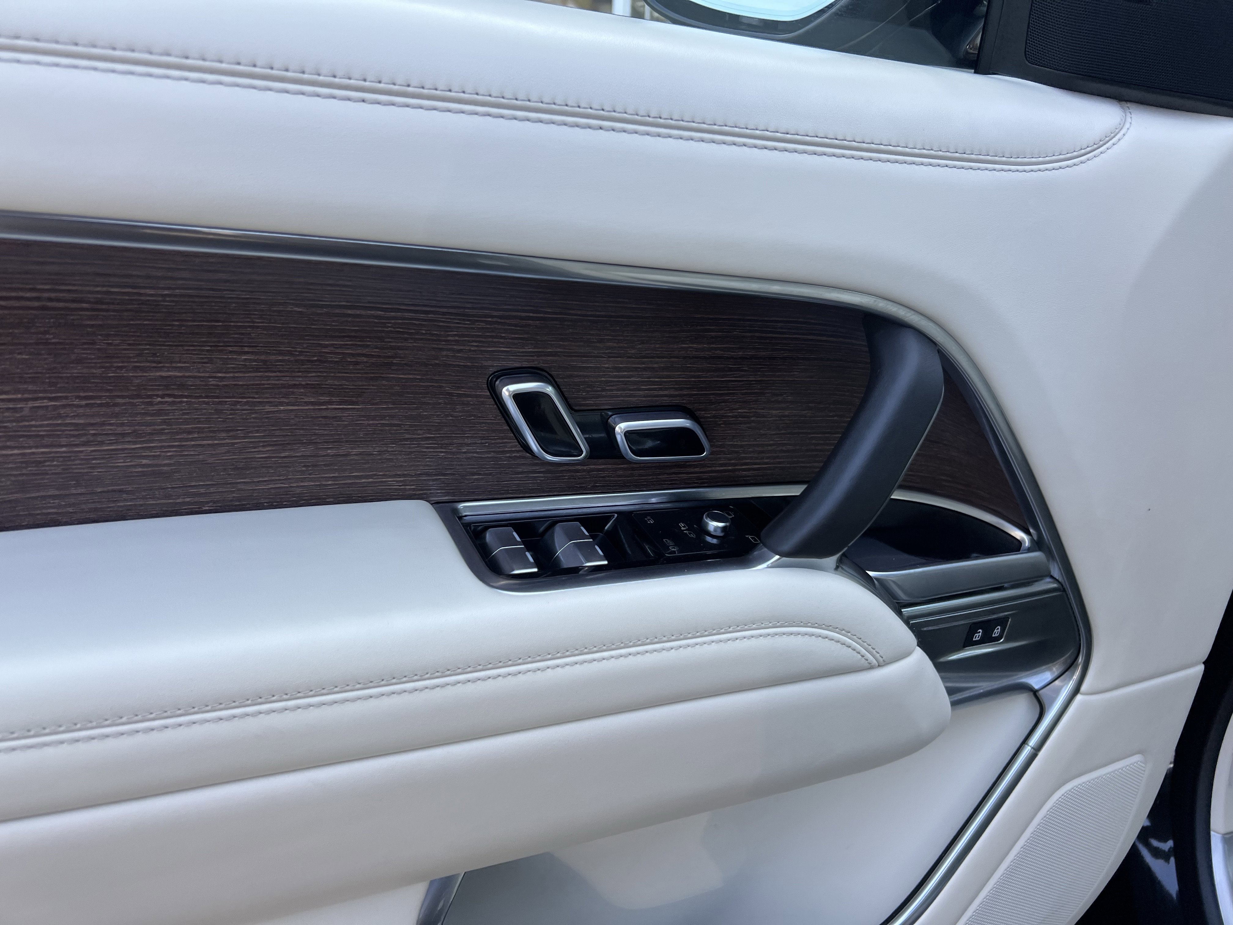 Certified 2025 Land Rover Range Rover Long Wheelbase SE image 13