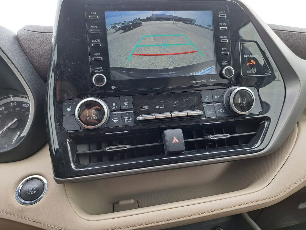 Used 2022 Toyota Highlander XLE FWD image 11