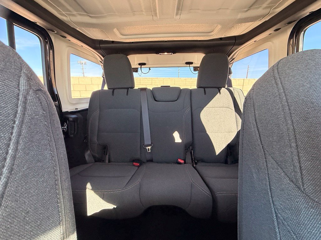 Used 2025 Jeep Wrangler Unlimited Sahara AWD/4WD image 19
