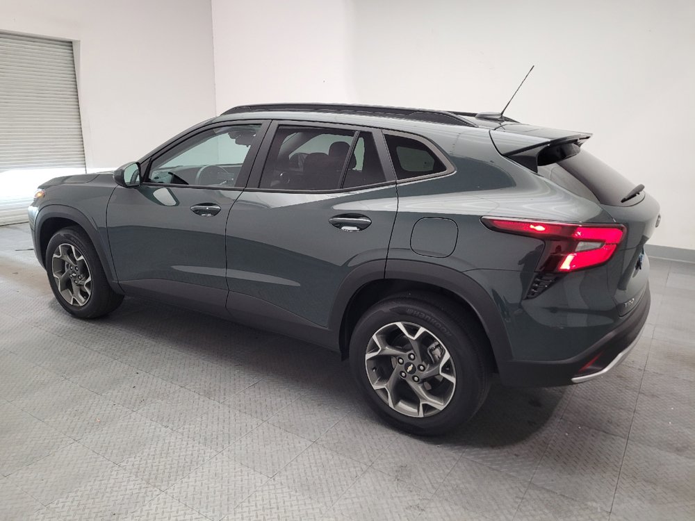 Used 2025 Chevrolet Trax LT w/ LT Convenience Package FWD image 3