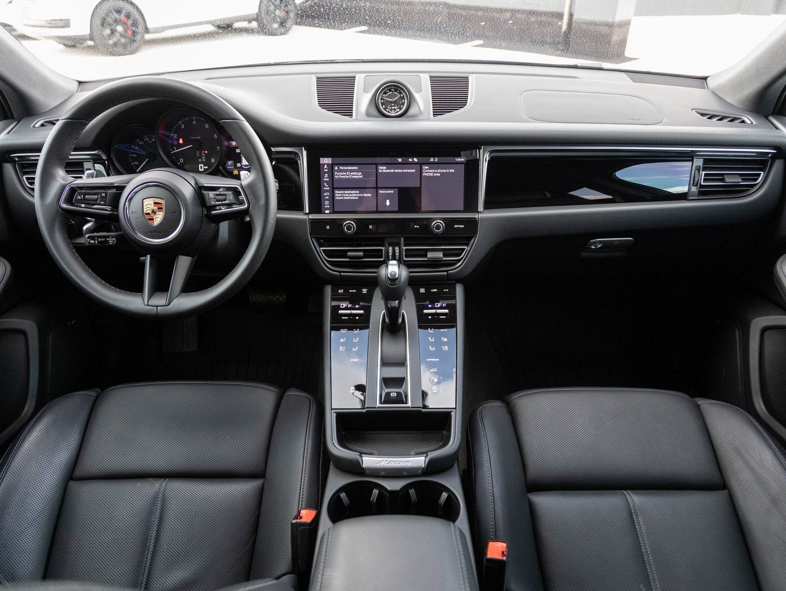 Certified 2025 Porsche Macan image 12