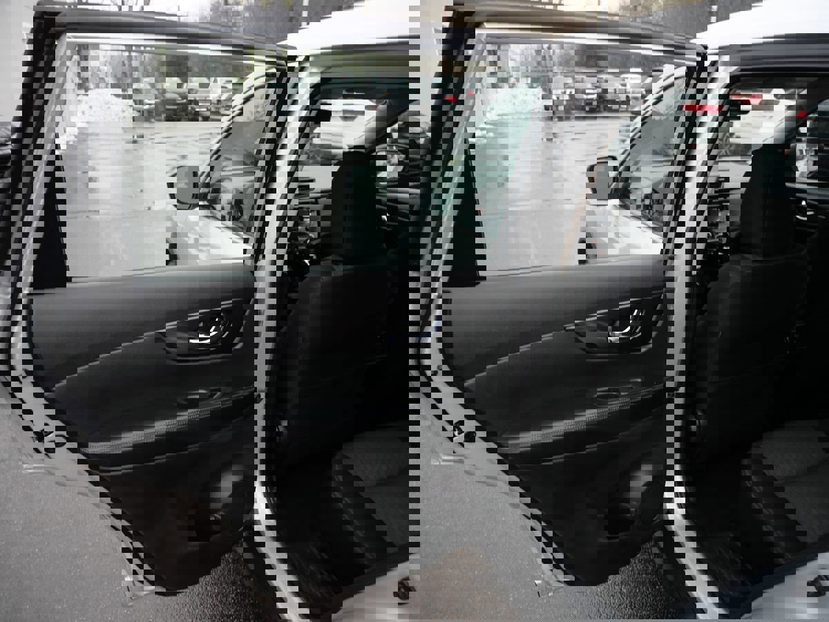 Used 2017 Nissan Rogue S image 22