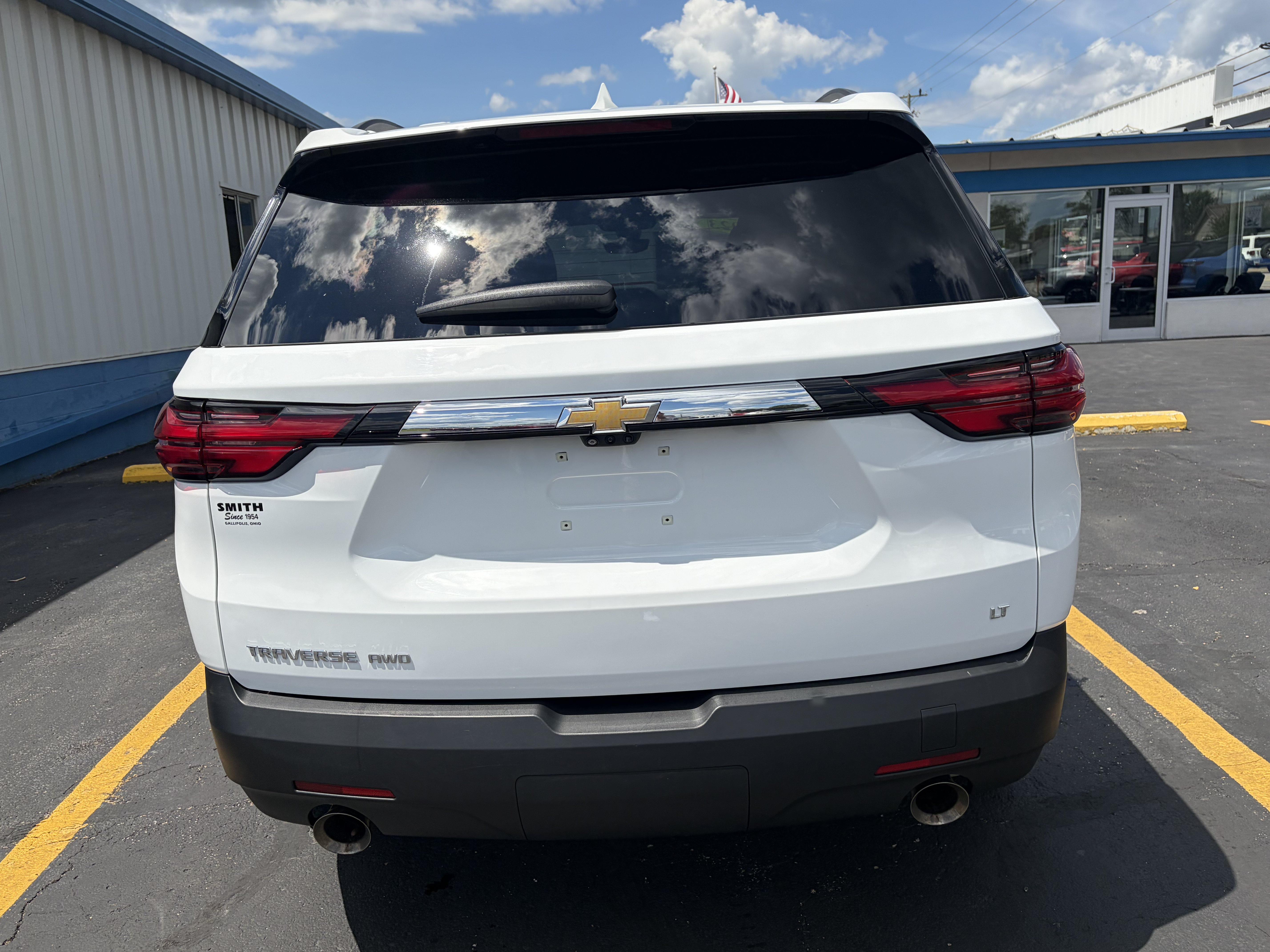 Used 2023 Chevrolet Traverse LT w/ LT Premium Package AWD/4WD image 3