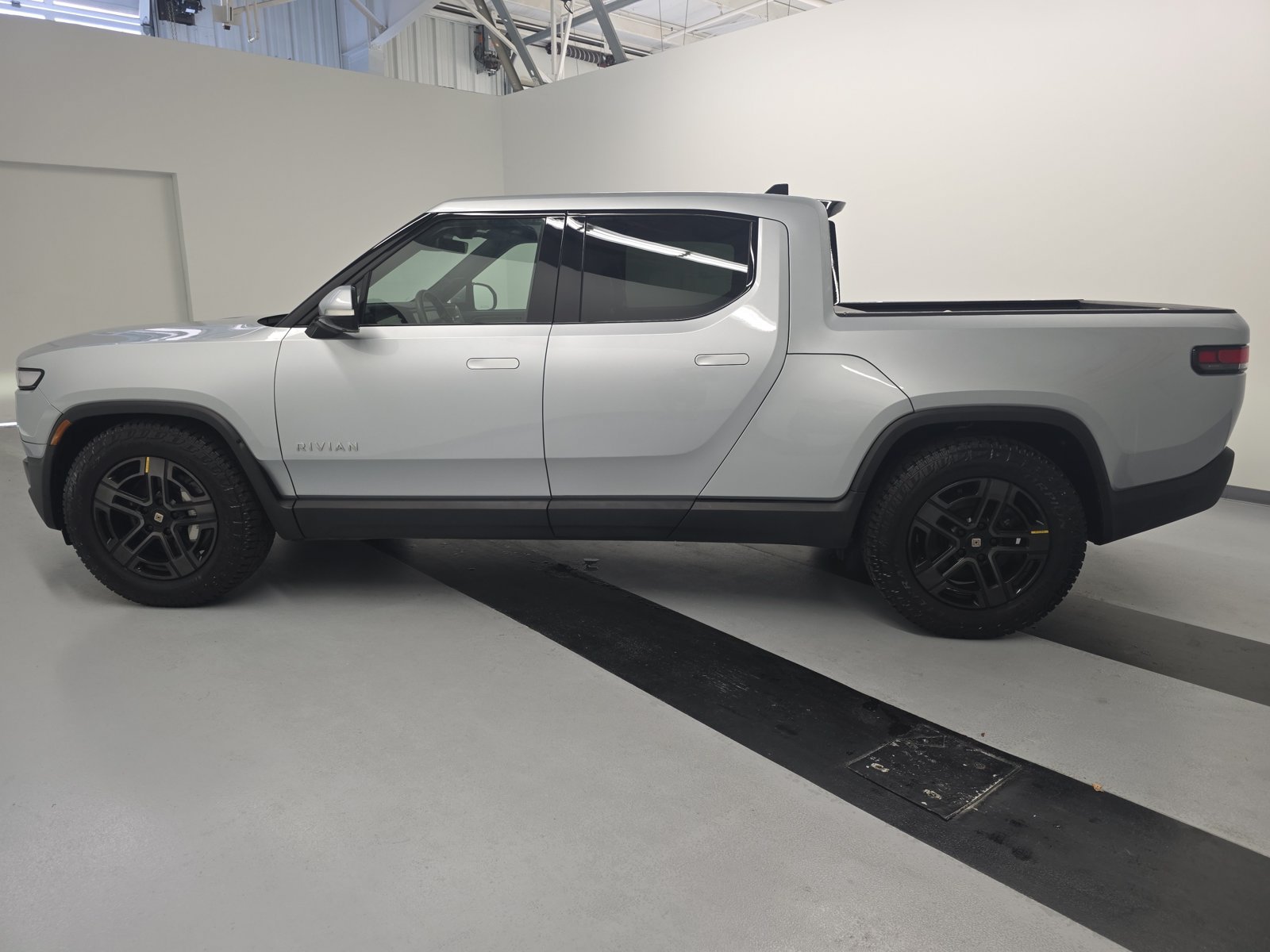 Used 2024 Rivian R1T Adventure Dual AWD/4WD image 2