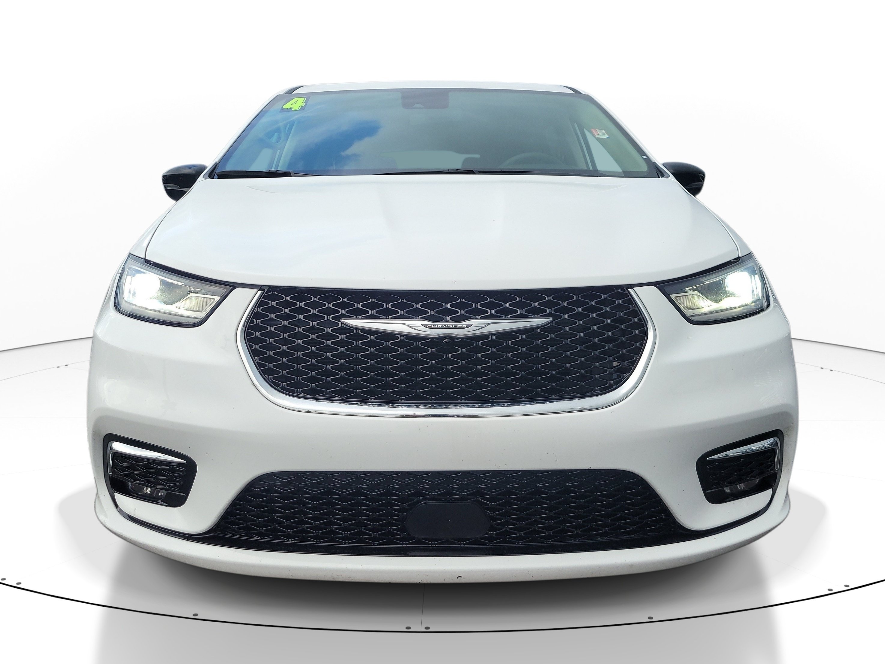 Used 2024 Chrysler Pacifica Touring-L FWD image 2