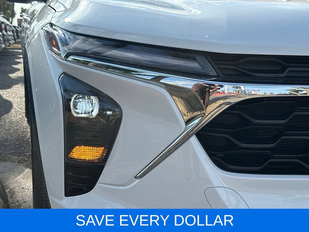 Used 2024 Chevrolet Trax LT w/ Driver Confidence Package FWD image 3