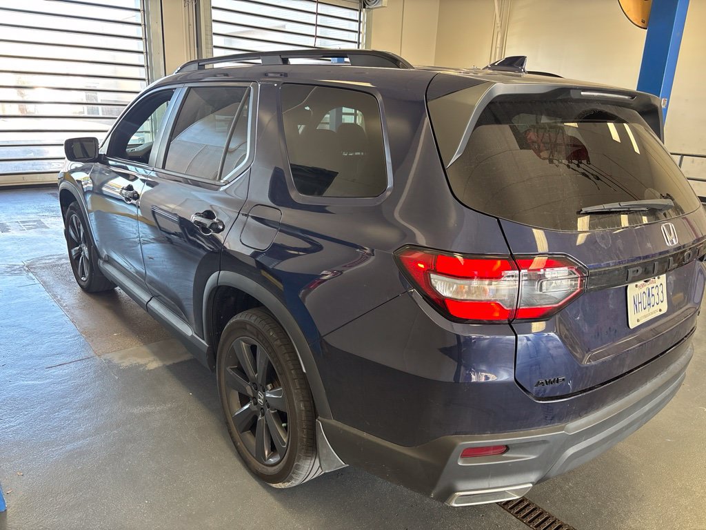 Used 2025 Honda Pilot Sport image 6