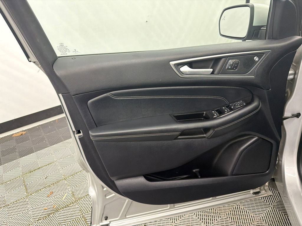 Used 2019 Ford Edge Titanium image 11