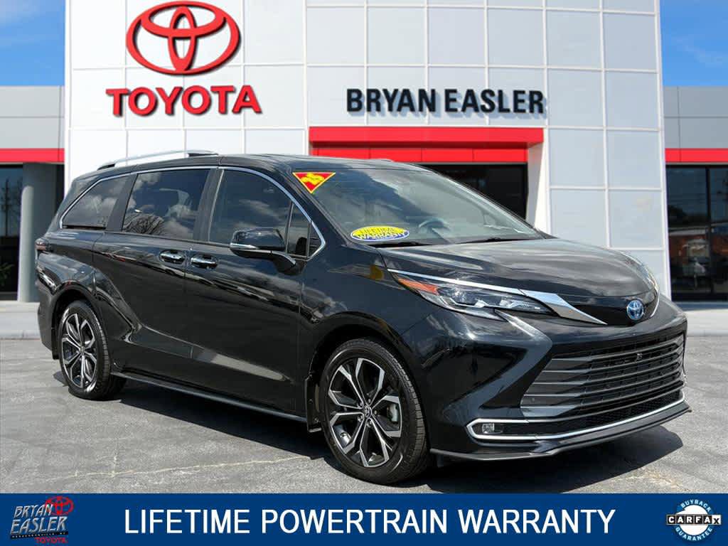 Used 2025 Toyota Sienna Platinum FWD image 1