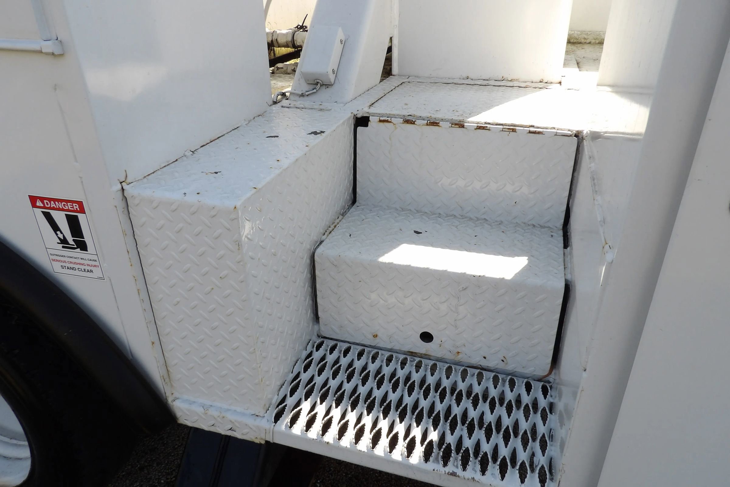 Used 2007 Ford F550 2WD Regular Cab Super Duty image 23