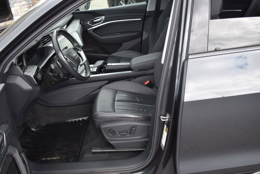 Used 2021 Audi e-tron Premium w/ Convenience Plus Package image 17