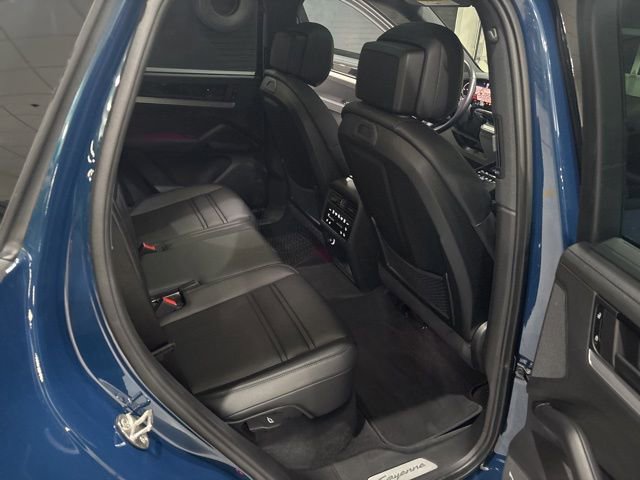 Used 2024 Porsche Cayenne S image 33