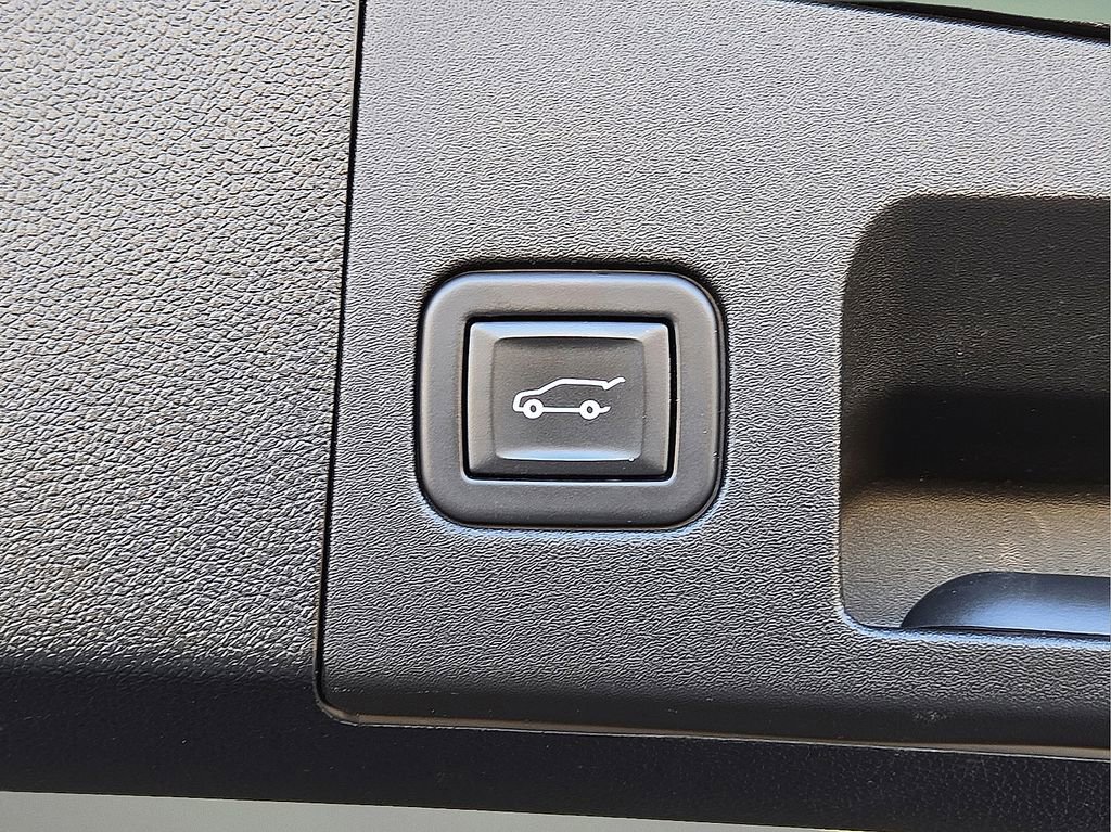 Used 2023 Cadillac XT4 Premium Luxury image 16