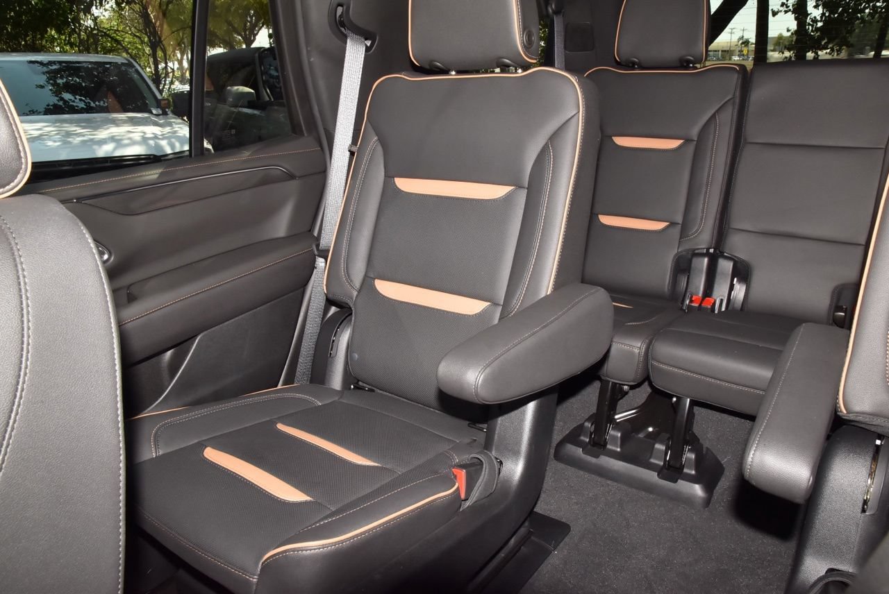 Used 2024 GMC Yukon AT4 w/ Technology Package AWD/4WD image 20