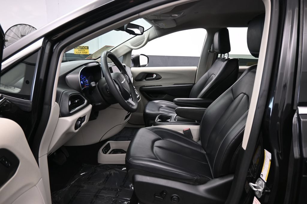 Used 2023 Chrysler Pacifica Touring-L FWD image 11