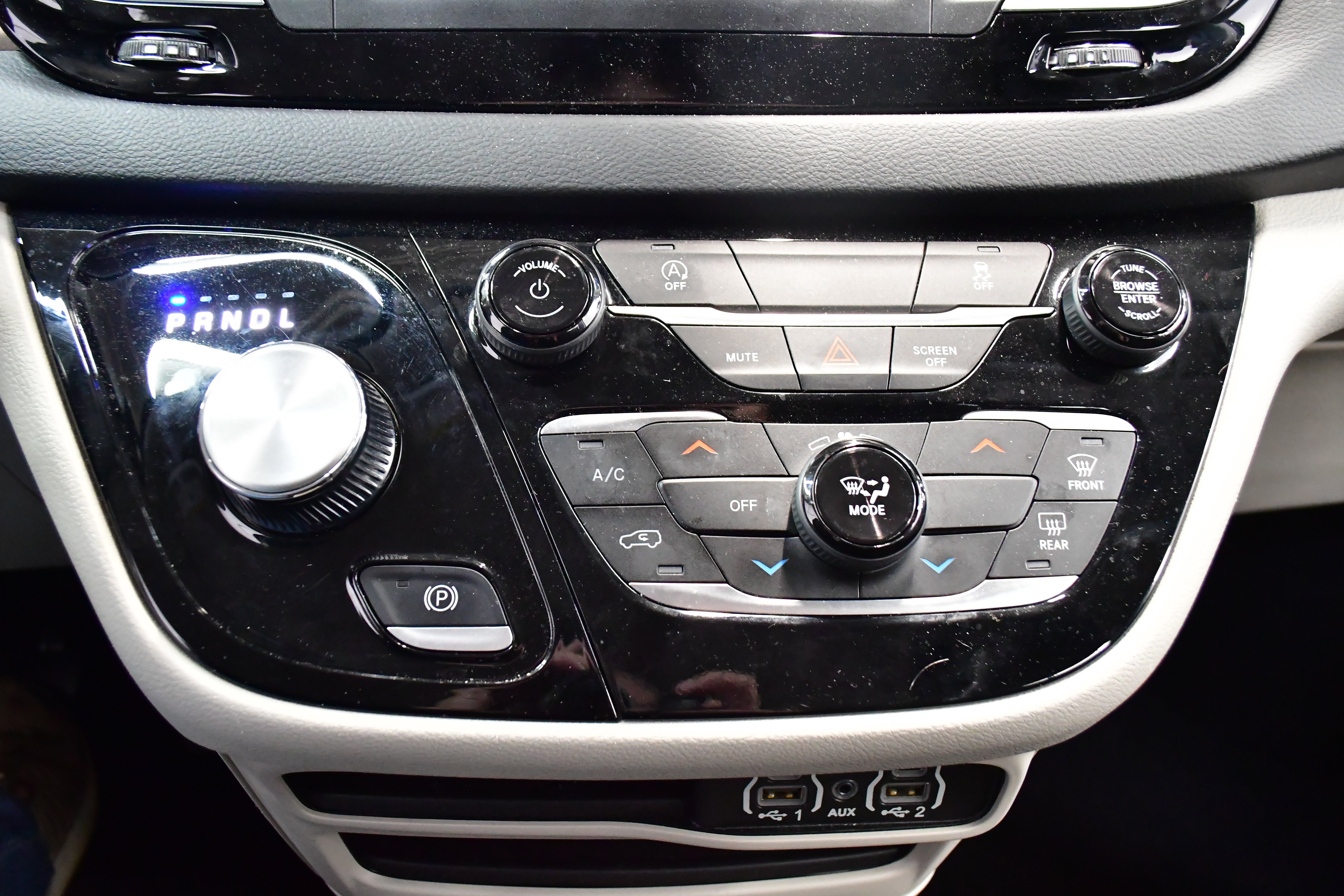 Used 2023 Chrysler Voyager LX FWD image 27