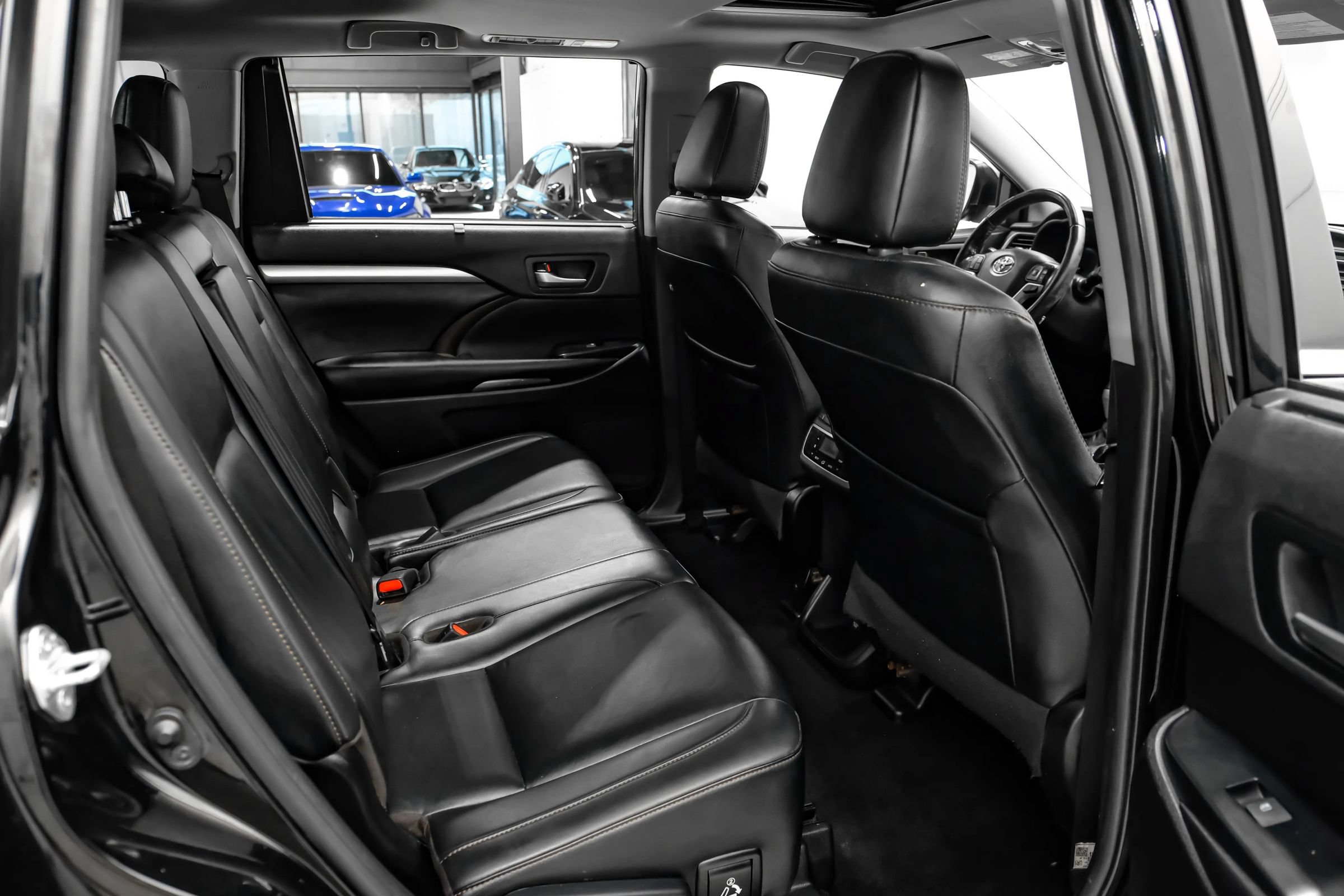 Used 2019 Toyota Highlander XLE FWD image 35
