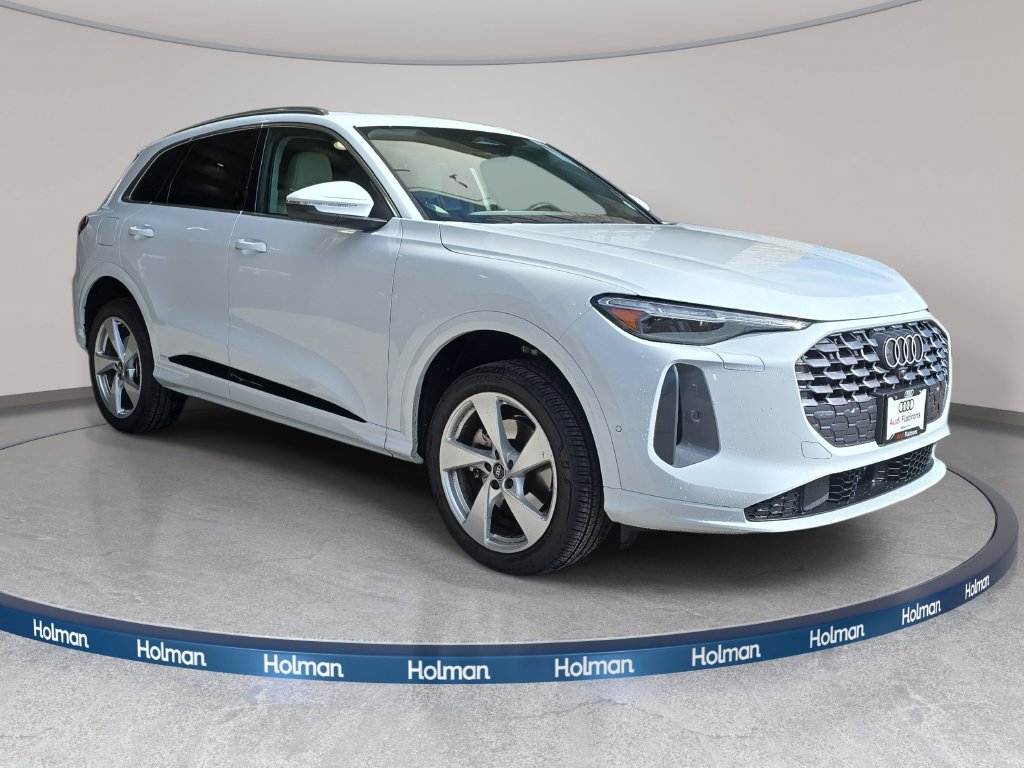 Certified 2025 Audi Q5 Premium AWD/4WD image 3