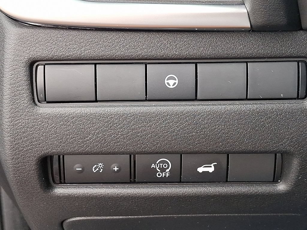 Used 2025 Nissan Rogue SV AWD/4WD image 26
