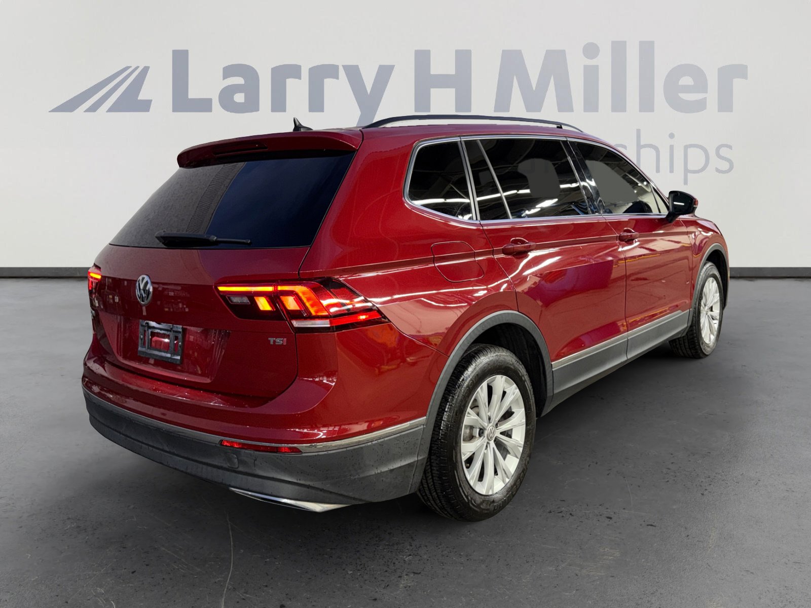 Used 2018 Volkswagen Tiguan SE w/ Panoramic Sunroof Package FWD image 5