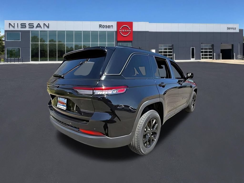 Used 2025 Jeep Grand Cherokee Altitude AWD/4WD image 3