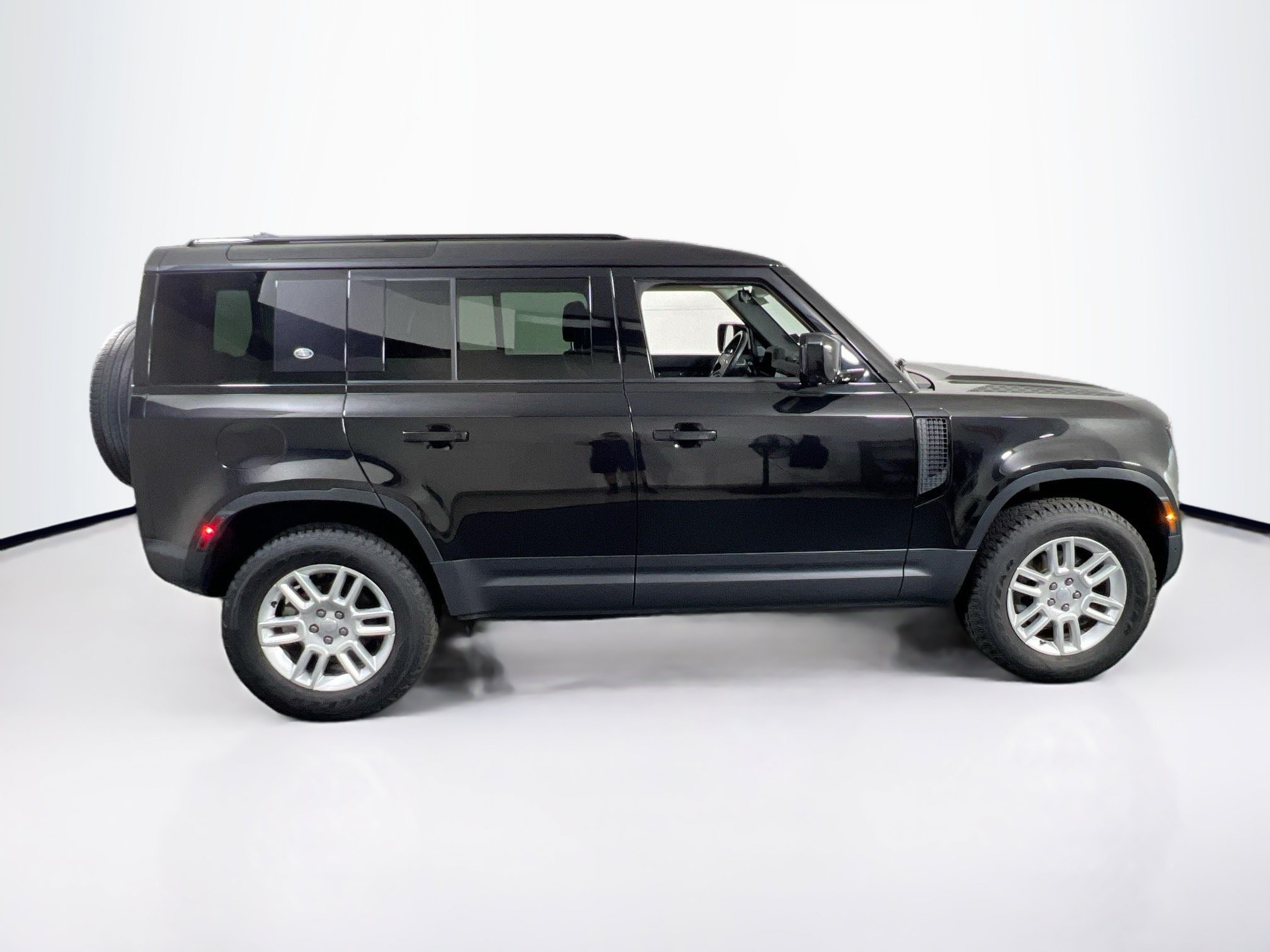 Used 2024 Land Rover Defender 110 S AWD/4WD image 4
