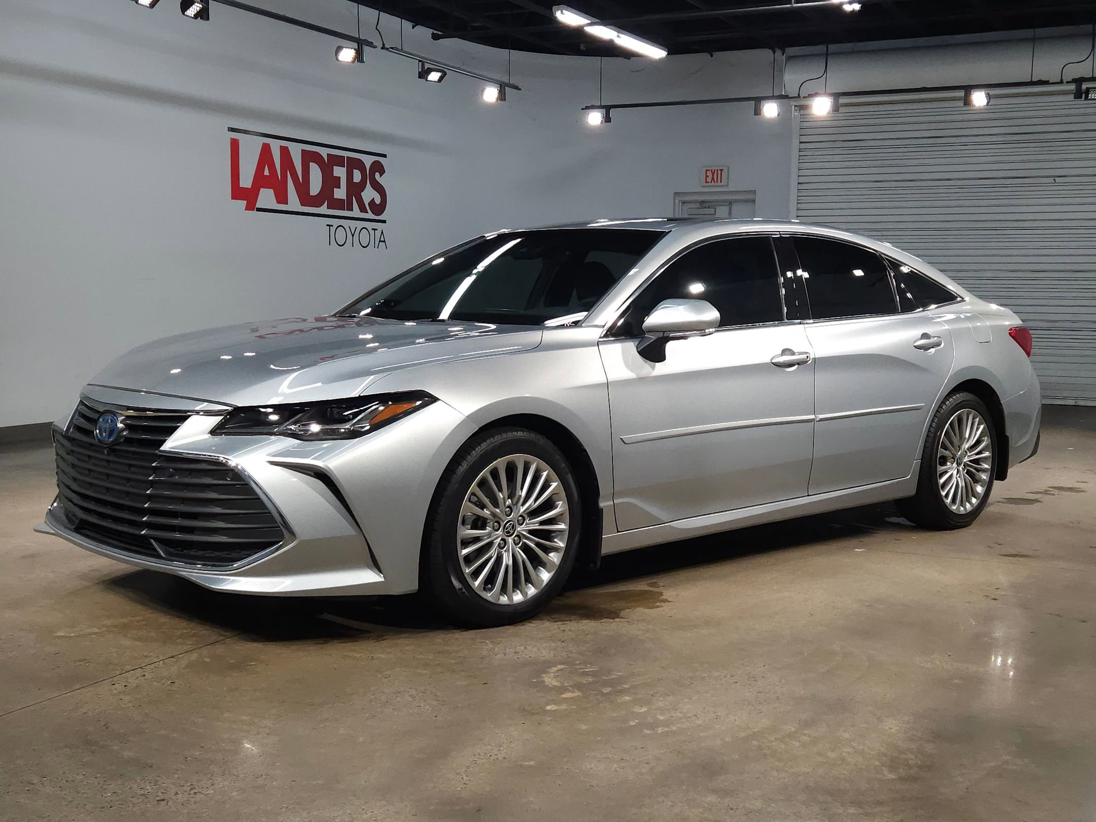 Used 2022 Toyota Avalon Limited image 3