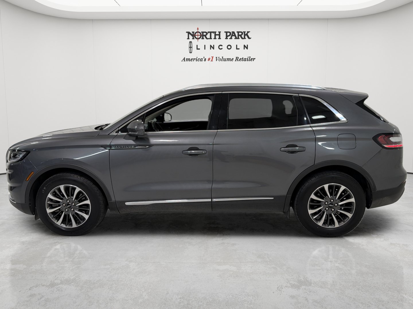 Used 2023 Lincoln Nautilus FWD w/ Premium Package image 2